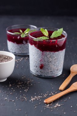 Chia tohum puding frambuaz sos ile