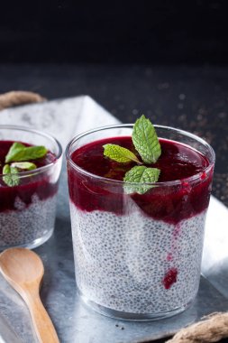 Chia tohum puding frambuaz sos ile