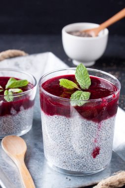 Chia tohum puding frambuaz sos ile