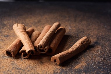 Siyah bir zemin üzerine tarçın baharat