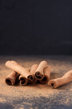 Siyah bir zemin üzerine tarçın baharat