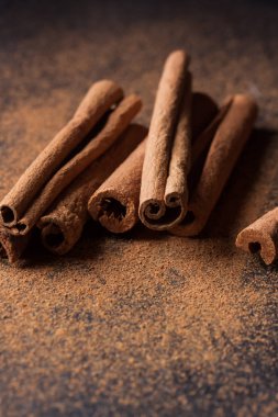 Siyah bir zemin üzerine tarçın baharat