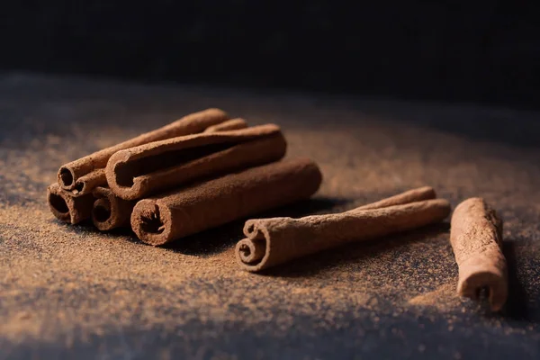 Siyah bir zemin üzerine tarçın baharat