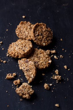 Siyah bir zemin üzerine ev yapımı granola barlar