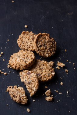 Siyah bir zemin üzerine ev yapımı granola barlar