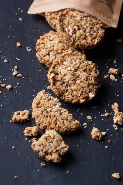 Zelfgemaakte Granola Bars Een Zwarte Achtergrond — Stockfoto