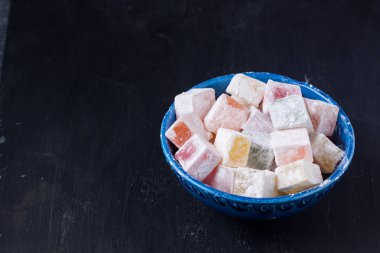 Mavi bir kabın içinde lokum lokum