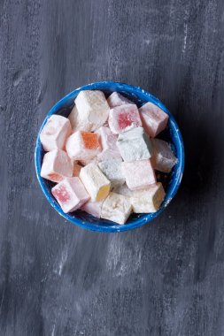 Mavi bir kabın içinde lokum lokum