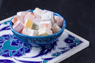 Mavi bir kabın içinde lokum lokum