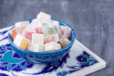 Mavi bir kabın içinde lokum lokum