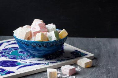 Mavi bir kabın içinde lokum lokum