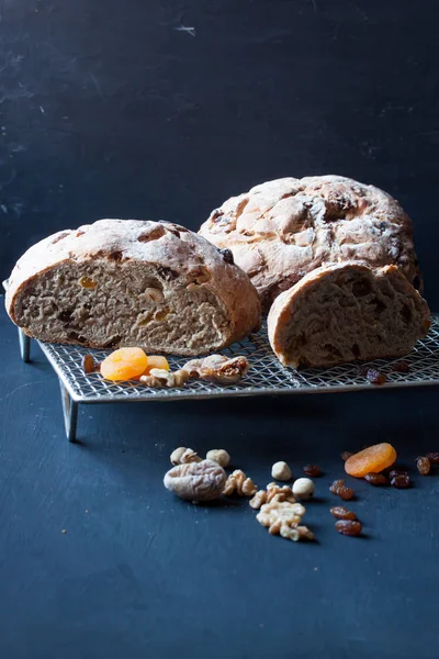 Hausgemachtes Brot Mit Trockenfrüchten Und Nüssen — Stockfoto