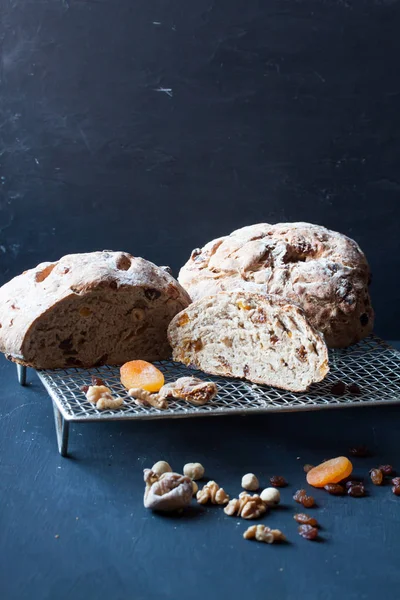 Pão Caseiro Com Frutas Secas Nozes — Fotografia de Stock