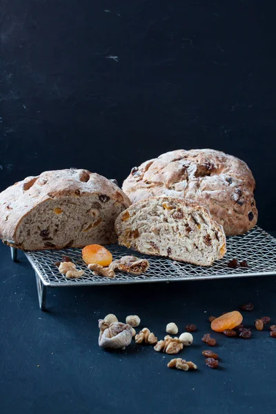 Zelfgebakken Brood Met Gedroogde Vruchten Noten — Stockfoto