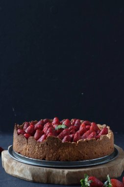 Siyah bir zemin üzerine çilekli tart