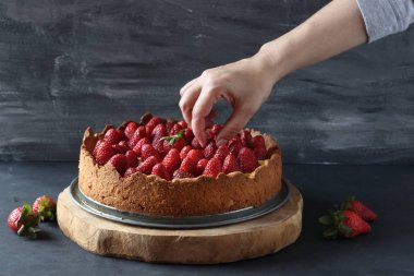 Siyah bir zemin üzerine çilekli tart