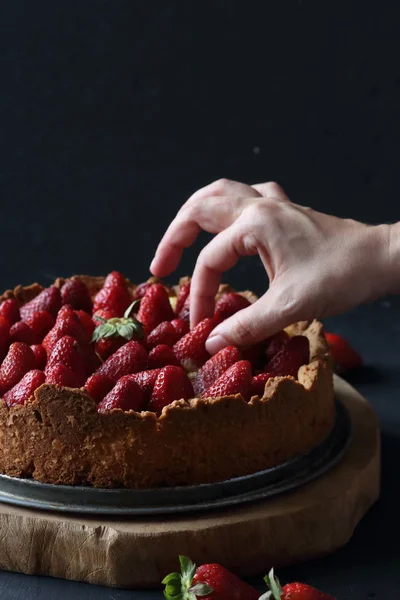 Erdbeertorte Auf Schwarzem Hintergrund — Stockfoto