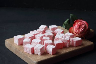 Aromalı, gül desenli Lokum lokum