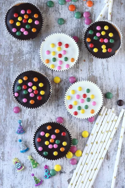 Pasteles Con Chocolate Recubierto Azúcar — Foto de Stock