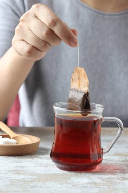 Bir bardak içine daldırma çay poşeti