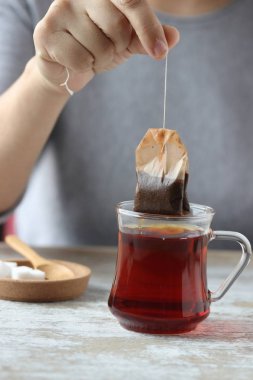 Bir bardak içine daldırma çay poşeti