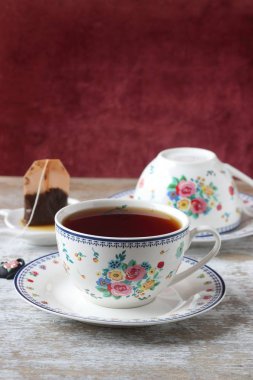 Bir fincan çay ve çay poşeti