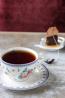 Bir fincan çay ve çay poşeti