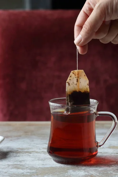 Merülő Teafiltert Egy Pohárba — Stock Fotó