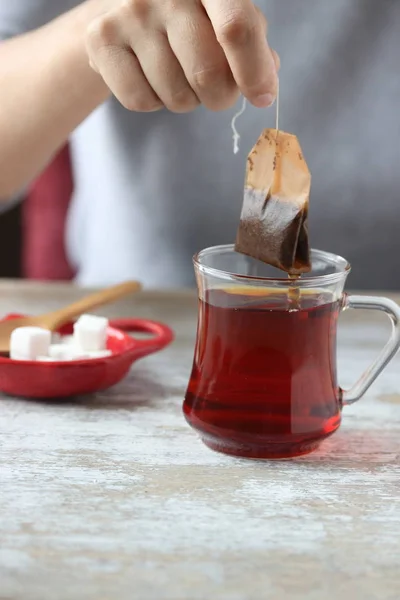 Merülő Teafiltert Egy Pohárba — Stock Fotó