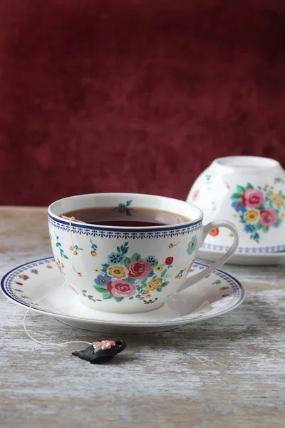 Βυθίζοντας Ένα Ποτήρι Τσάι Τσάντα — Φωτογραφία Αρχείου