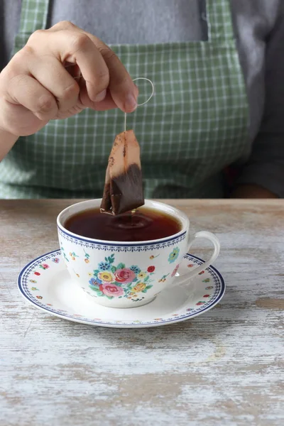 Doppning Tepåse Ett Glas — Stockfoto