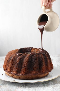 Ev yapımı kek çikolata sos ile