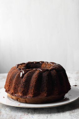Ev yapımı kek çikolata sos ile