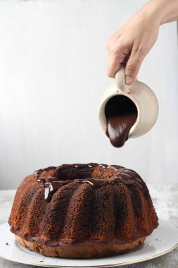 Ev yapımı kek çikolata sos ile