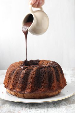 Ev yapımı kek çikolata sos ile