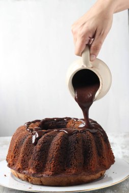 Ev yapımı kek çikolata sos ile