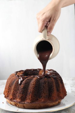 Ev yapımı kek çikolata sos ile