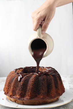 Ev yapımı kek çikolata sos ile