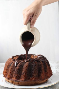 Ev yapımı kek çikolata sos ile