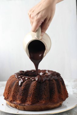 Ev yapımı kek çikolata sos ile