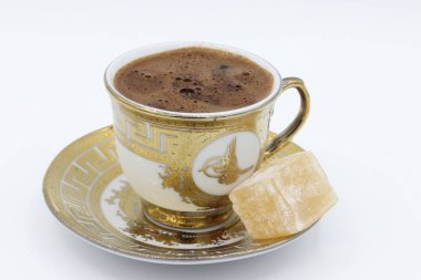 Türk kahvesi ve Türk delighton beyaz bir arka plan