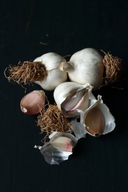 Sarımsaklı, organik doğal sarımsak.