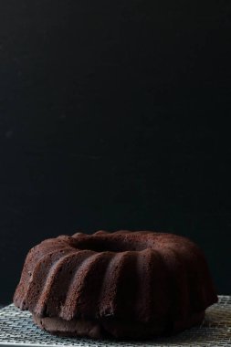 Çikolata soslu ev yapımı çikolatalı kek.