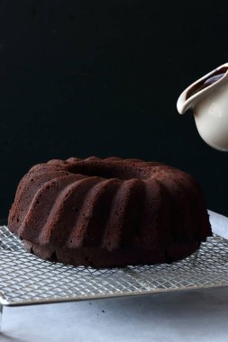 Çikolata soslu ev yapımı çikolatalı kek.