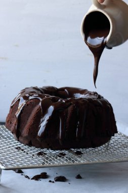 Çikolata soslu ev yapımı çikolatalı kek.