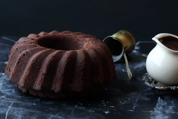 Hemlagad Choklad Bunt Kaka Med Chokladsås — Stockfoto