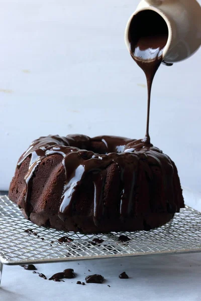 Gâteau Bundt Chocolat Fait Maison Avec Sauce Chocolat — Photo