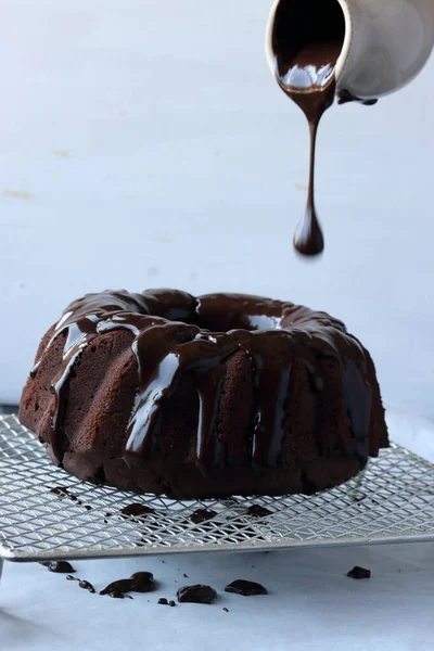 Gâteau Bundt Chocolat Fait Maison Avec Sauce Chocolat — Photo