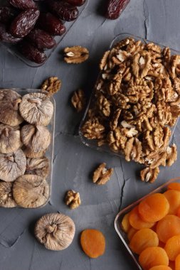 Kuru hurma, kayısı, incir ve ceviz. 