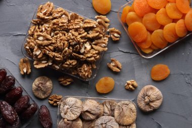 Kuru hurma, kayısı, incir ve ceviz. 